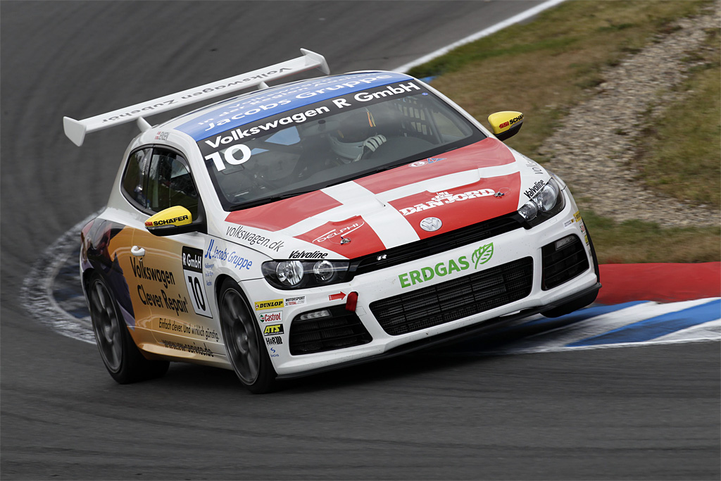 Kasper H. Jensen i sin VW